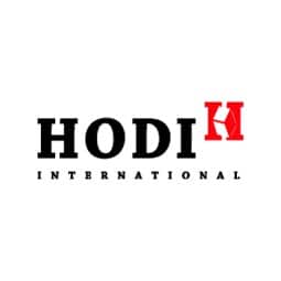 Das ist ein Logo mit dem Schriftzug "HODI International" und einem roten und schwarzen Designelement.