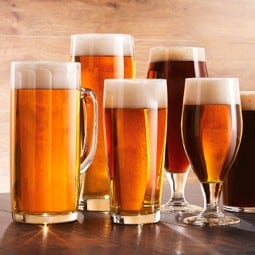 Auf dem Bild sind verschiedene Gläser mit unterschiedlichen Biersorten zu sehen.