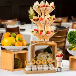 Auf dem Bild ist eine attraktiv arrangierte Auswahl an Snacks und Obst als Teil eines Buffets zu sehen.