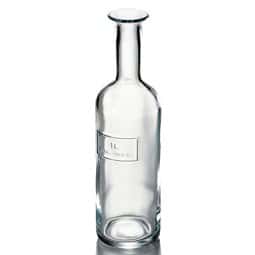 Es ist eine leere, transparente Glasflasche auf weißem Hintergrund.